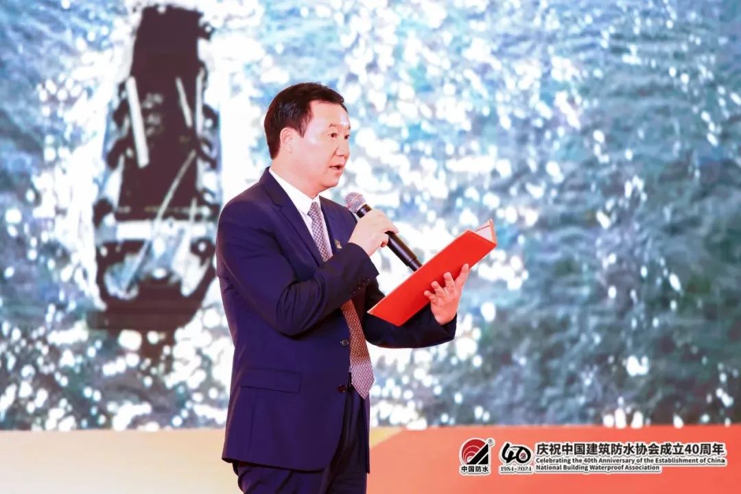 Qian Lindi, Chairman of Canlon, gave a speech on the stage