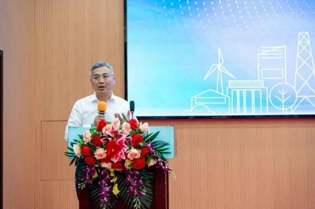 Li Zhongren, President of CANLON Holdings, presided over the interactive session at the meeting