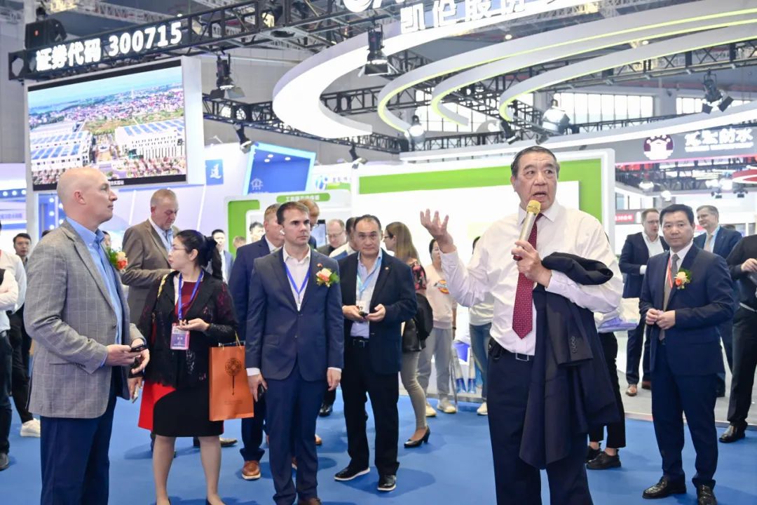 Overseas delegations visited the CANLON booth