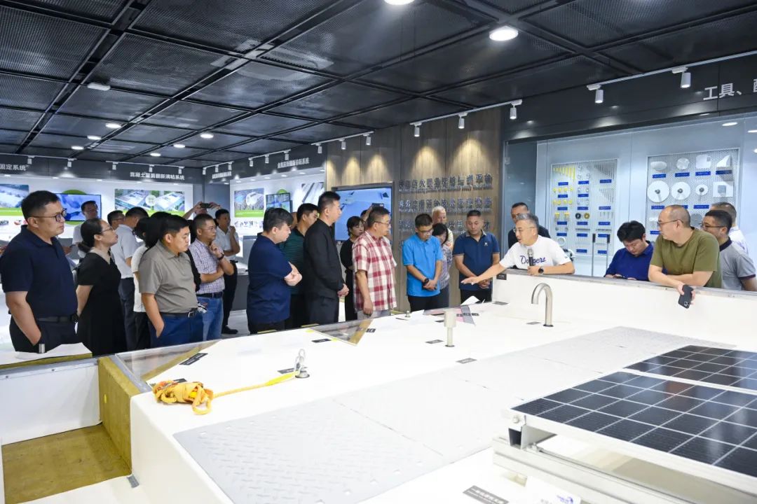 alumni guests visited the CANLON Advanced Technology Research Institute