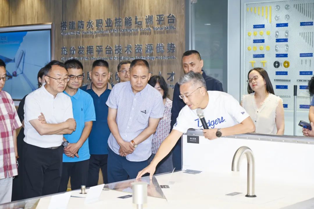 alumni guests visited the CANLON Advanced Technology Research Institute
