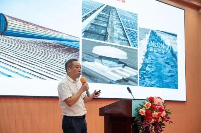 Li Hai, deputy secretary-general of the Shenzhen Waterproof Industry Association, shared the keynote report